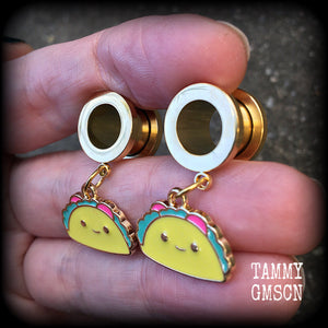 These adorable tunnel earrings feature cute little smiling tacos, weigh approx 5 grams each, and measure just over 3cms from tip to tip.

This pair has been made with 00 gauge (10mm) surgical steel screw fit tunnels, for stretched lobes.