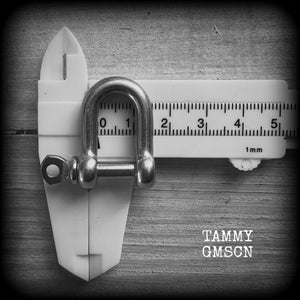 This listing is for one pair of stainless steel heavy duty industrial D shackles, weighing 15 grams a piece, and measuring 2.9cms from tip to tip.
These come complete with a pair of jump rings so all you have to do is add your own charms or pendants.