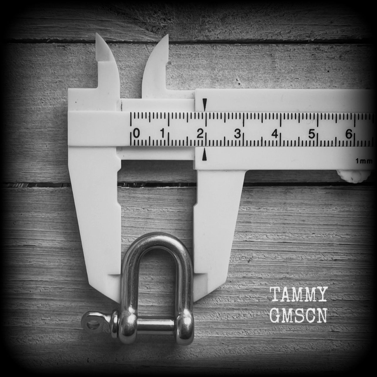 This listing is for one pair of stainless steel heavy duty industrial D shackles, weighing 15 grams a piece, and measuring 2.9cms from tip to tip.
These come complete with a pair of jump rings so all you have to do is add your own charms or pendants.