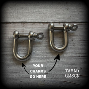This listing is for one pair of stainless steel heavy duty industrial D shackles, weighing 15 grams a piece, and measuring 2.9cms from tip to tip.
These come complete with a pair of jump rings so all you have to do is add your own charms or pendants.