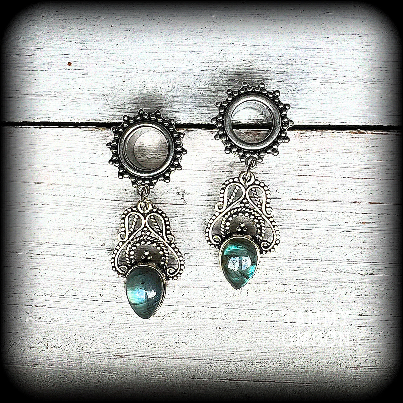 These beautiful boho tunnel earrings feature gorgeous polished labradorite gemstones, weighing approx 6 grams each and measure just under 5cms from tip to tip.

This pair has been made with 00 gauge (10mm) ornate surgical steel screw fit tunnels.
