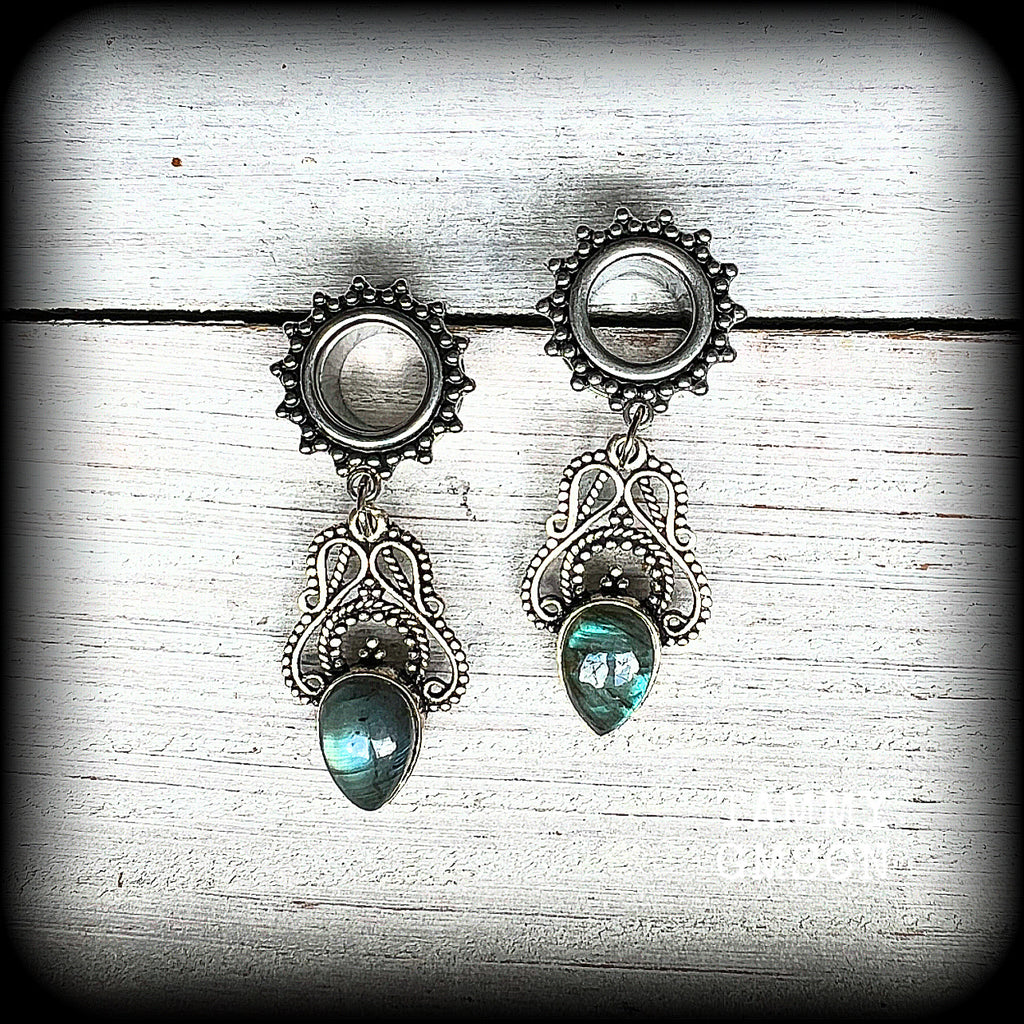 These beautiful boho tunnel earrings feature gorgeous polished labradorite gemstones, weighing approx 6 grams each and measure just under 5cms from tip to tip.

This pair has been made with 00 gauge (10mm) ornate surgical steel screw fit tunnels.