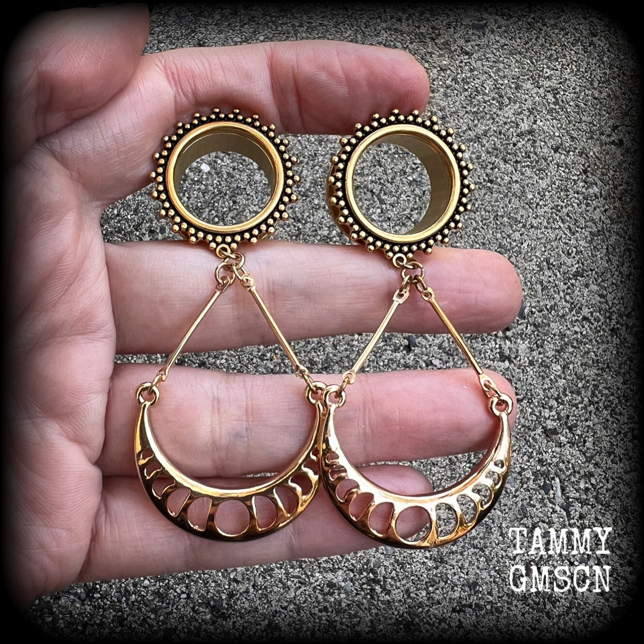 These stunning antique gold tunnel earrings feature gorgeous antique gold moon phase pieces, are nice and lightweight, weighing only 10 grams each and measure just under 8cms from tip to tip.

This pair had been made with beautiful 3/4" (19mm) gauge ornate stainless steel screw fit tunnels-for stretched lobes.