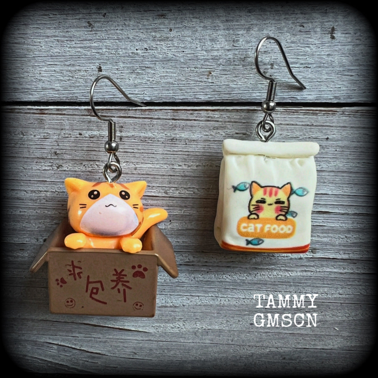 These adorable earrings feature a gorgeous cheese boy sitting in a box with his bag of cat kibble!
Measuring just approx 4cms from tip to tip, weighing approx 6 grams each, this pair been made with stainless steel french hooks, for pierced ears.