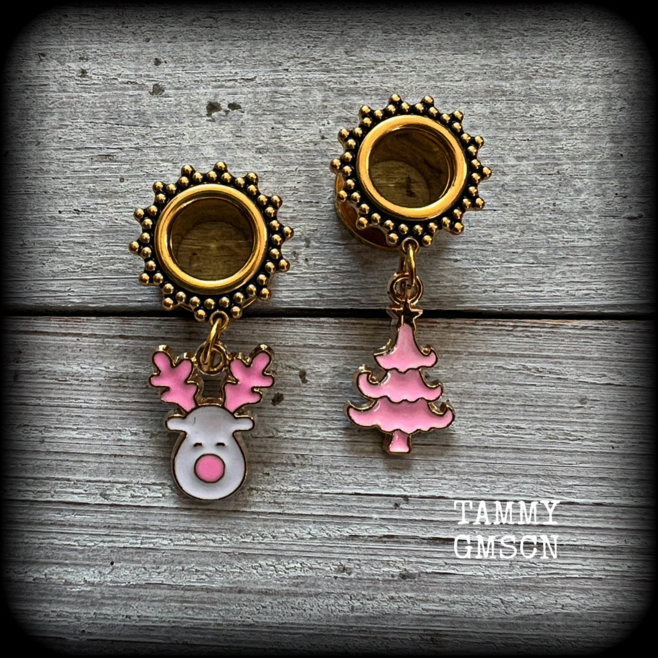 These festive tunnel earrings feature gorgeous pink and white christmas tree and reindeer 
charms, are nice and lightweight at only 5 grams each and measure just under 4cms from tip to tip.

This pair has been made on 00 gauge (10mm) gauge ornate surgical steel screw fit tunnels-for stretched lobes.
