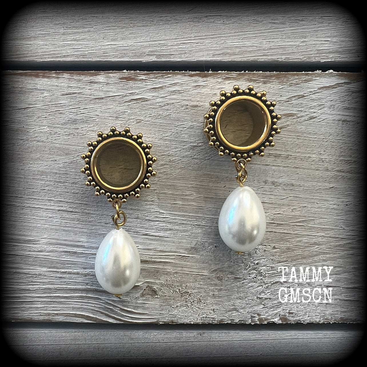 This gorgeous pair of South Sea white shell pearl tunnel earrings features a beautiful big teardrop pearl, measuring just under 5 cms from tip to tip, and weighing approx 7 grams.

This pair has been made with gorgeous boho 1/2" gauge (12mm) ornate surgical steel screw fit tunnels, suitable for stretched lobes.