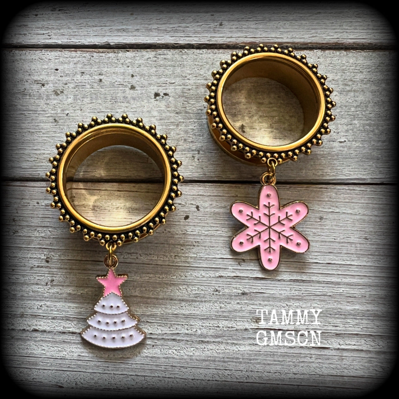 These festive tunnel earrings feature gorgeous pastel pink and white enamel Christmas tree and snowflake charms, are nice and lightweight approx 12 grams each and measure just inder 6cms from tip to tip.

This pair has been made on 1” gauge (25mm) gauge ornate surgical steel screw fit tunnels-for stretched lobes.
