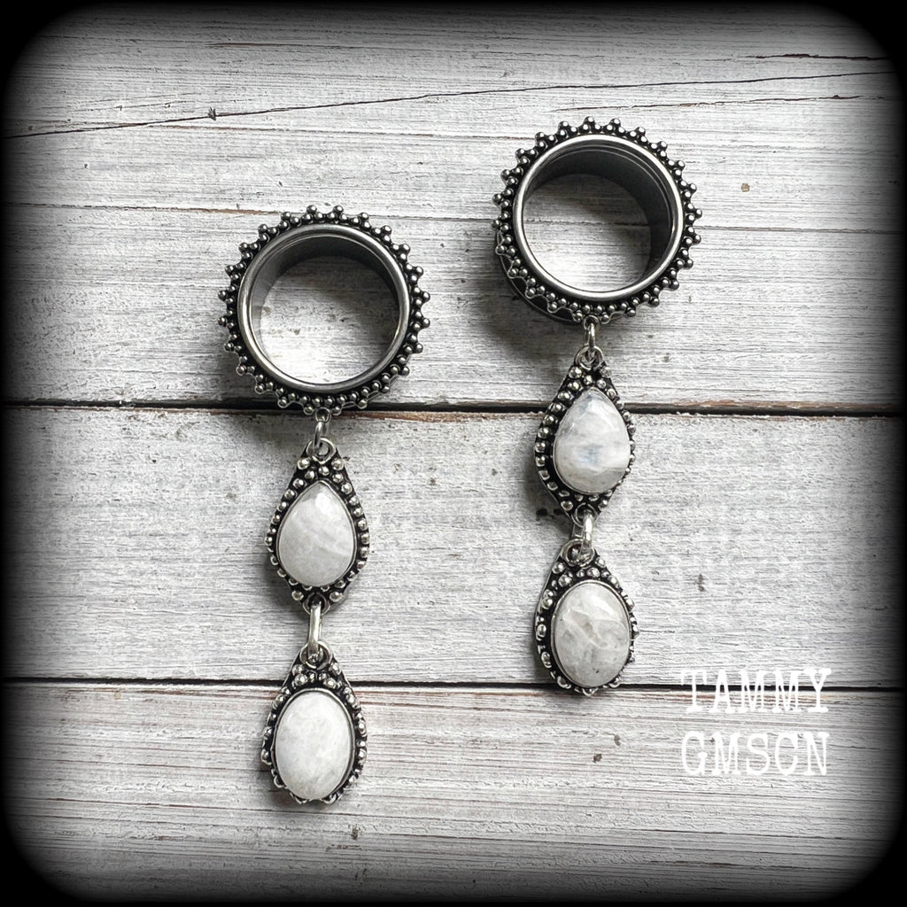 These gorgeous tunnel earrings feature beautiful polished rainbow moonstone gemstones, weigh approx 17 grams each and measure approx 8.5cms from tip to tip.

This pair have been made with 7/8" gauge (22mm) gauge ornate surgical steel screw fit tunnels-for stretched lobes.