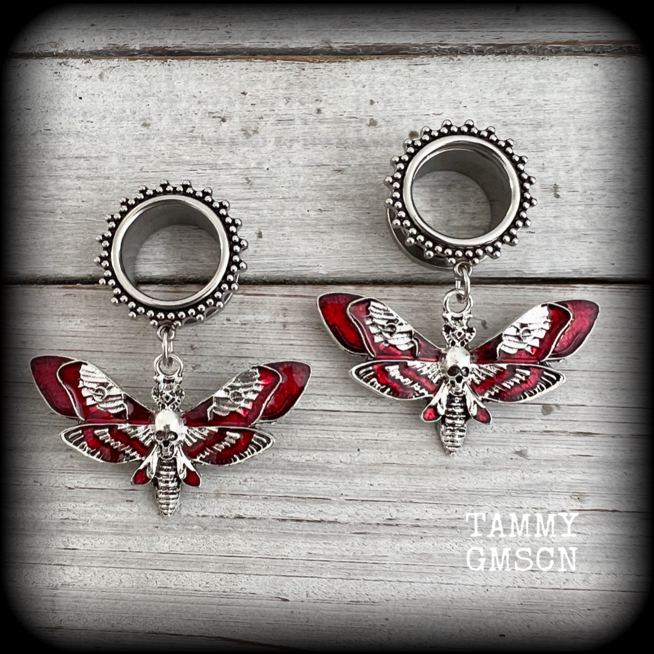 These awesome tunnel earrings feature antique silver and red enamel deathshead moths, are nice and light weight, weighing in at 10 grams each and measure just over 5cms from tip to tip.

This pair have been made with 5/8” gauge (16mm) surgical steel screw fit ornate tunnels.