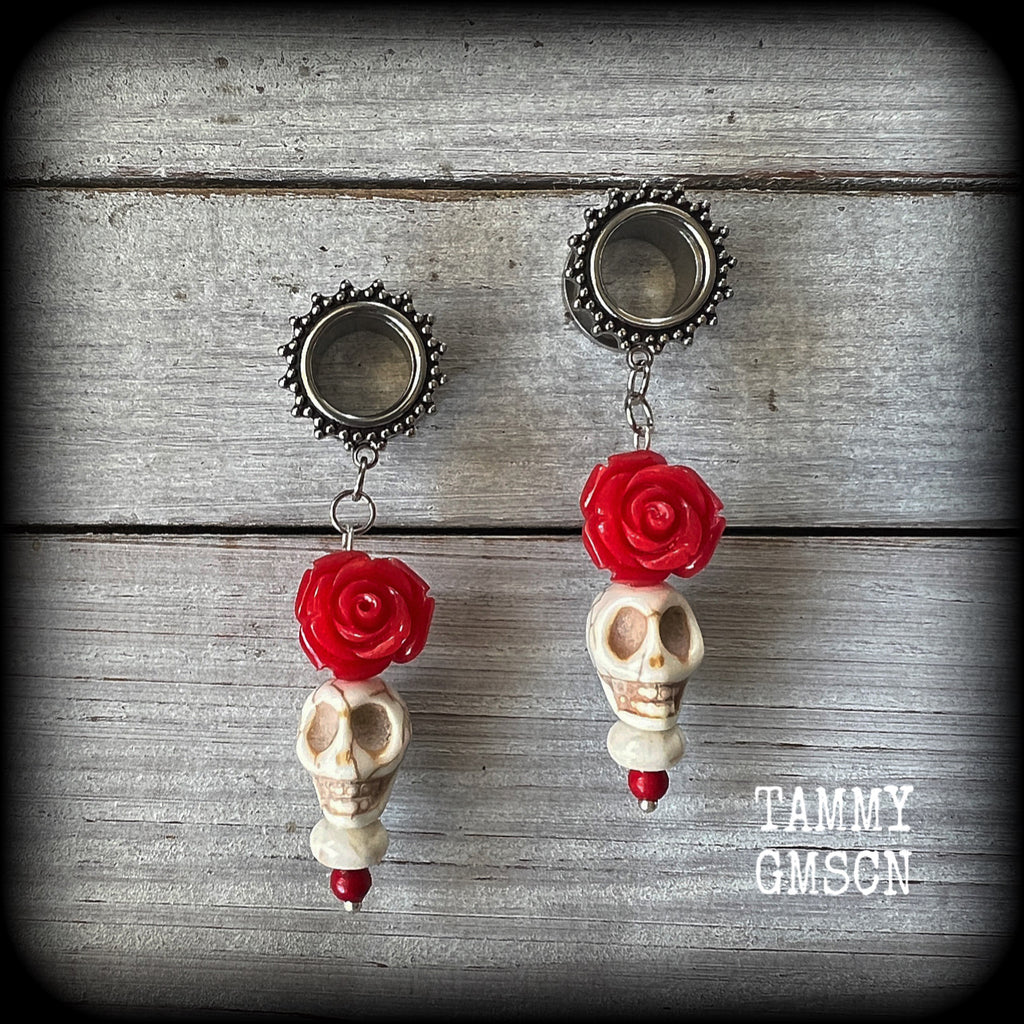 These gorgeous tunnel earrings feature blood red roses sitting atop bone white stone skulls, weighing approx 10 grams each and measuring 6.5cms from tip to tip.

This pair have made with 1/2" gauge (12mm) ornate surgical steel screw fit tunnels-for stretched lobes.