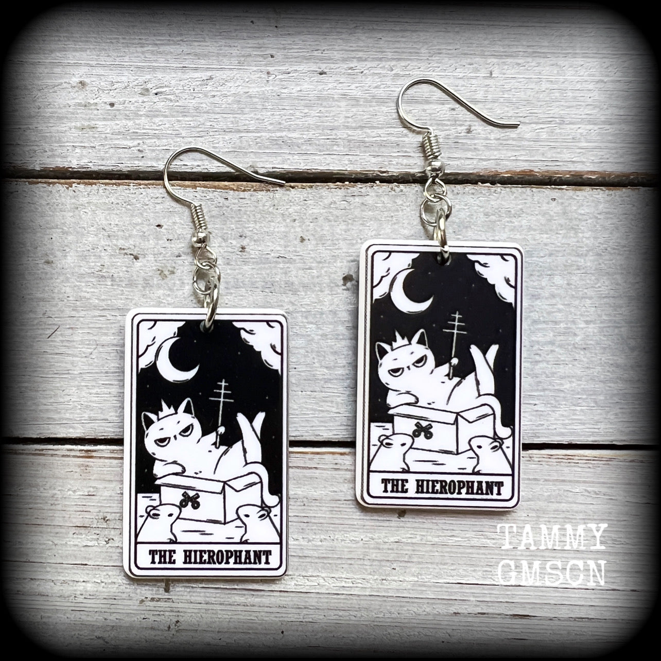 These adorable lightweight cat tarot card earrings feature 'The Hierophant' tarot card, weighing only a few grams each, and measure approx 5cms from tip to tip.

This pair has been made with stainless steel french hooks, for pierced ears.

🐈‍⬛ 🔮We stock these cuties in every major arcana card. If you want to mix and match please just ask!