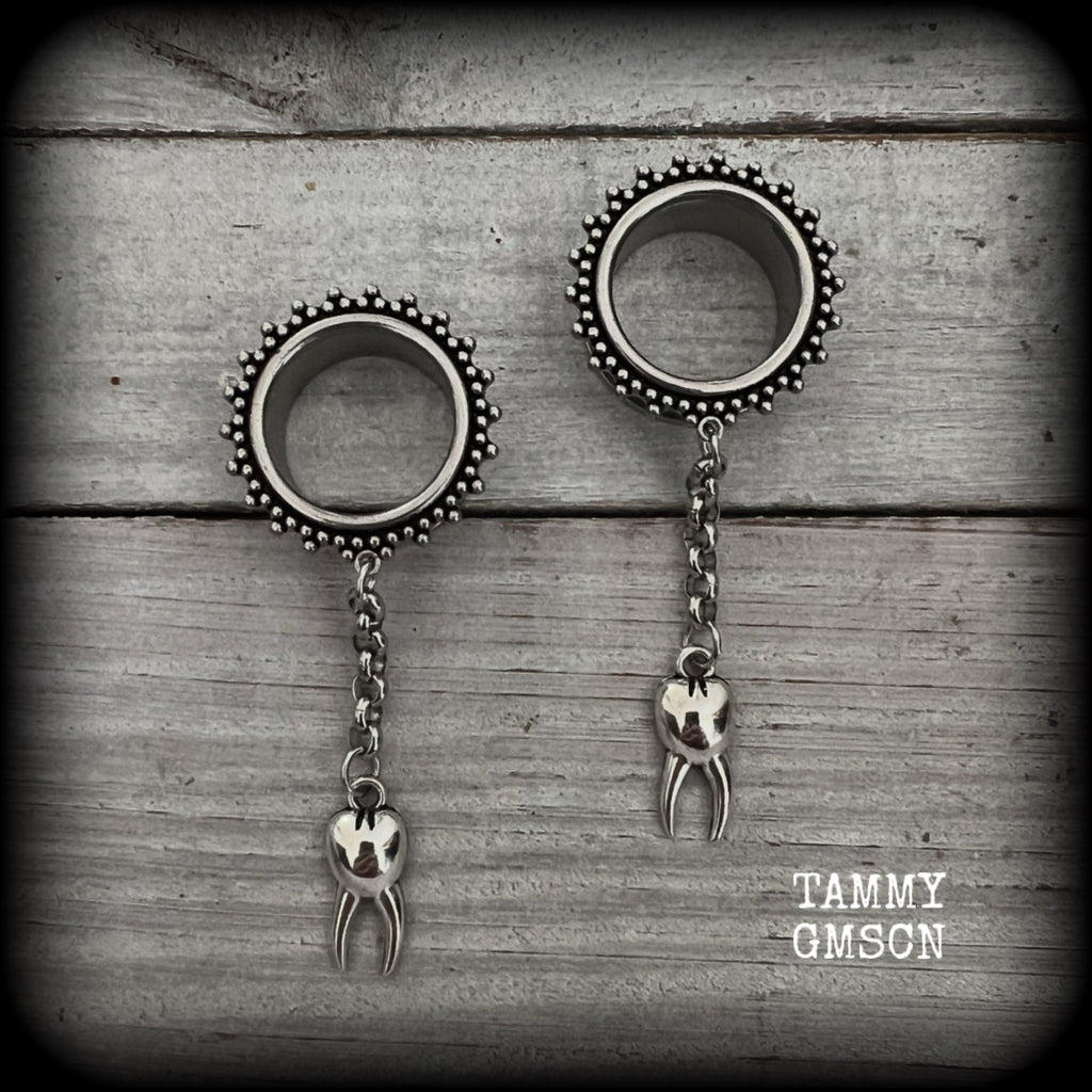 These gorgeous spooky tunnel dangles feature a classic antique silver molar tooth dangling from stainless steel chain, weighing approx 5 grams each and measuring 7cms from tip to tip.

This pair has made with 3/4" gauge (19mm) ornate surgical steel screw fit tunnels.