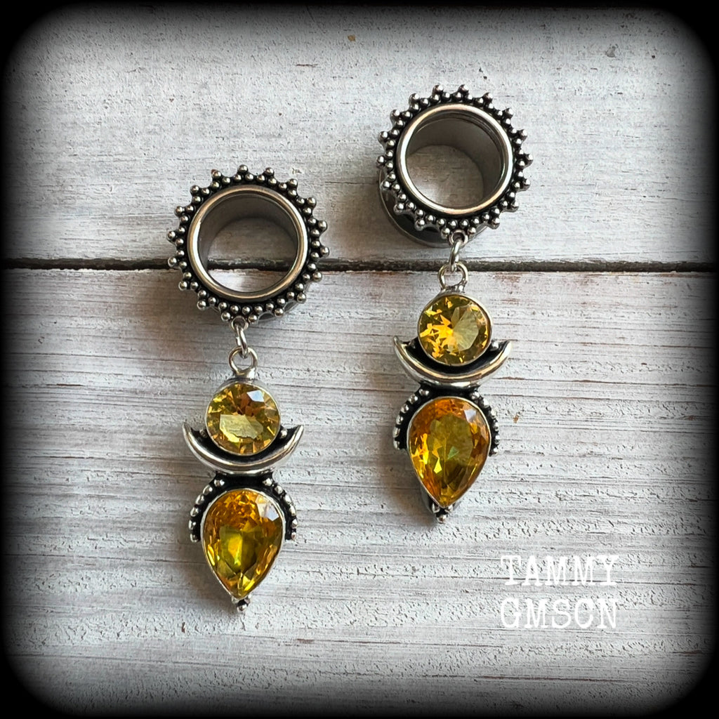 🧡 Citrine attracts good luck, clarity and confidence 🧡

These gorgeous boho tunnel earrings feature beautiful yellow citrine gemstones in a beautiful boho antique silver setting, are light weight, weighing approx 10 grams each and measure 6cms from tip to tip.

This pair have been made with 9/16" gauge (14mm) gauge ornate surgical steel screw fit tunnels.