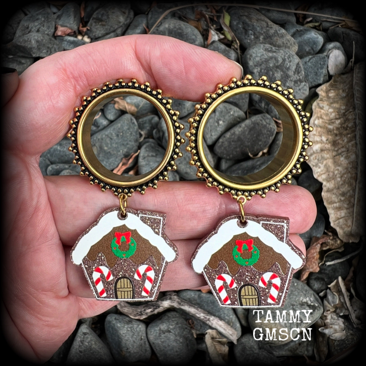 These adorable festive tunnel earrings feature gorgeous glittering lightweight acrylic gingerbread houses, are nice and lightweight at approx 10 grams each and measure just over 6cms from tip to tip.  This pair has been made on 1” gauge (25mm) gauge ornate surgical steel screw fit tunnels-for stretched lobes.