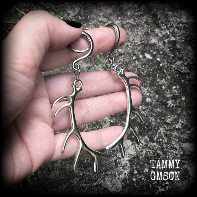 These antique silver antler gauged earrings feature a gorgeous long antique silver antler pendants, measuring just over 9cms from tip to tip, and weighing approx 11 grams each.
This pair has been made on 6 gauge (4mm) surgical steel full curls, suitable for stretched lobes.