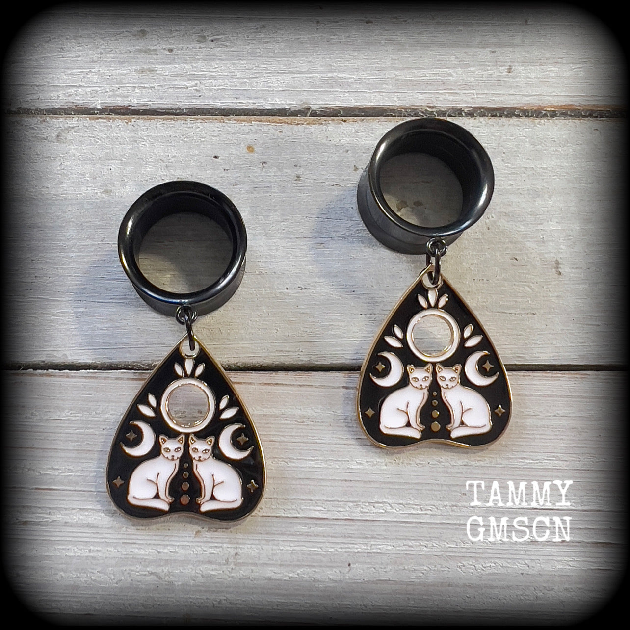 Cat tunnel earrings Ouija planchette earrings 16mm tunnel earrings Ouija jewelry Cat planchette Body jewelry Gauged earrings 6g 4g 2g 0g 00g 12mm 14mm 16mm 19mm 22mm 25mm 28mm 30mm Cat jewelry Crazy cat lady Black Friday Witchy jewelry Coven jewelry Tunnel dangles