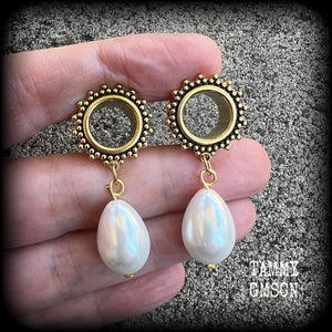 Pearl jewelry Pearl earrings Pearl tunnel earrings Shell body jewelry Mother of Pearl gauged earrings Sea Hag jewellery 