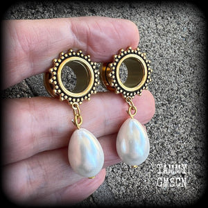 Shell body jewelry Pearl jewelry Pearl earrings Pearl tunnel earrings Shell ear hangers Mother of Pearl gauged earrings Sea Hag jewellery 