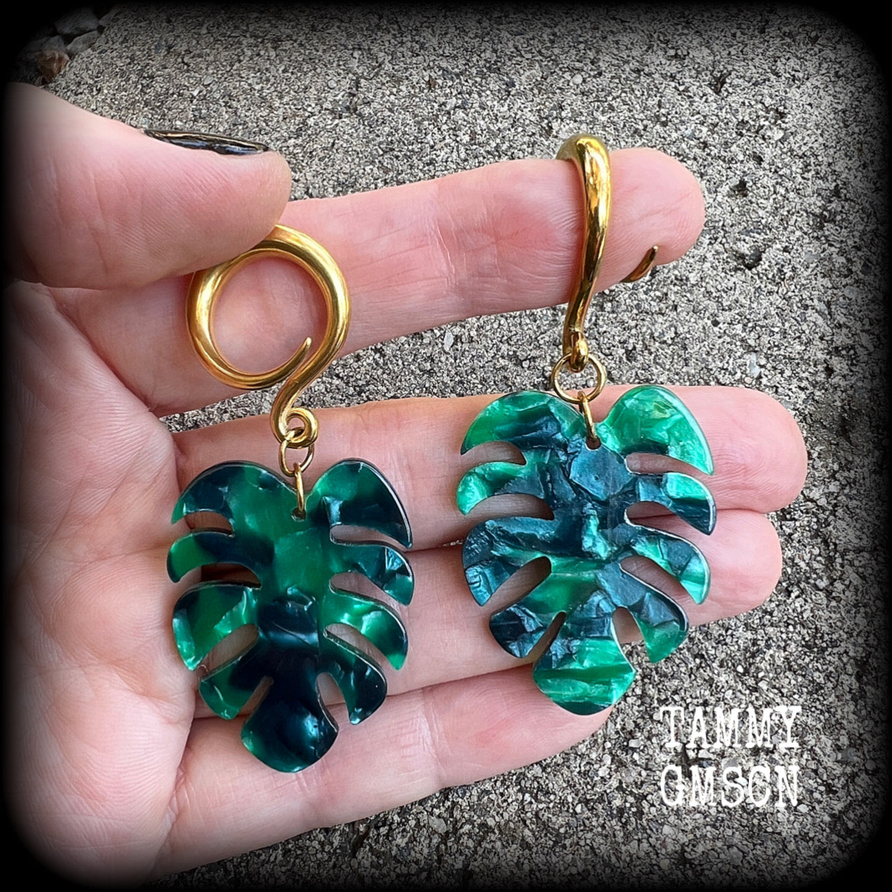 Monstera leaf gauged earrings Palm leaf ear hangers 6 gauge ear weights Leaf ear gauges Body jewelry 6g 2g 0g 00g 1/2" 9/16" 5/8" 3/4" 7/8" 1" 1.10" 1.18" Stretched ears Stretched lobes Gauged ears Tunnel earrings Tunnel dangles Cottagecore Fairycore