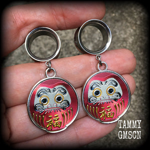 Rad and gold daruma These gorgeous tunnel dangles feature stainless steel red daruma dolls, weighing approx 10 grams each and measuring approx 5.5cms from tip to tip.

This pair have been made with 9/16” gauge (14mm) surgical steel screw fit earlets.