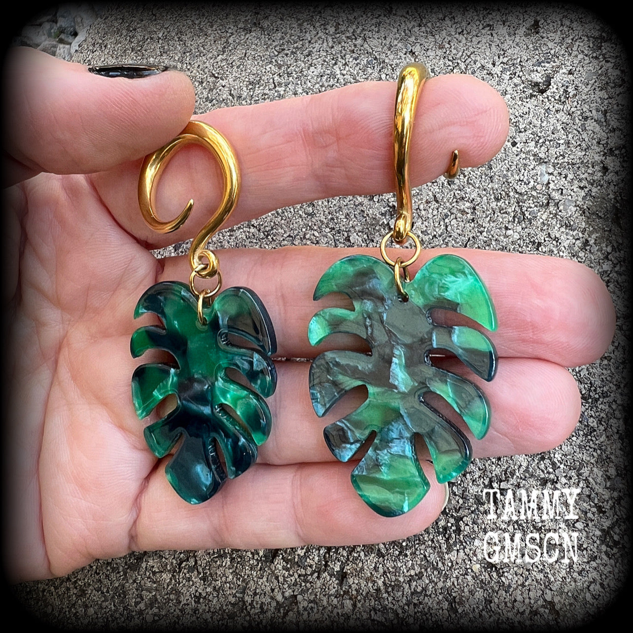 Monstera leaf gauged earrings Palm leaf ear hangers 6 gauge ear weights Leaf ear gauges Body jewelry 6g 2g 0g 00g 1/2" 9/16" 5/8" 3/4" 7/8" 1" 1.10" 1.18" Stretched ears Stretched lobes Gauged ears Tunnel earrings Tunnel dangles Cottagecore Fairycore