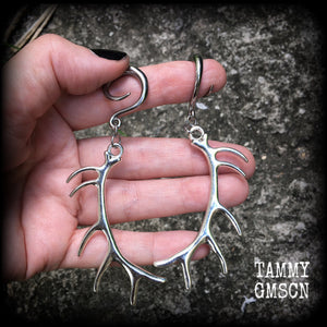 These antique silver antler gauged earrings feature a gorgeous long antique silver antler pendants, measuring just over 9cms from tip to tip, and weighing approx 11 grams each.
This pair has been made on 6 gauge (4mm) surgical steel full curls, suitable for stretched lobes.