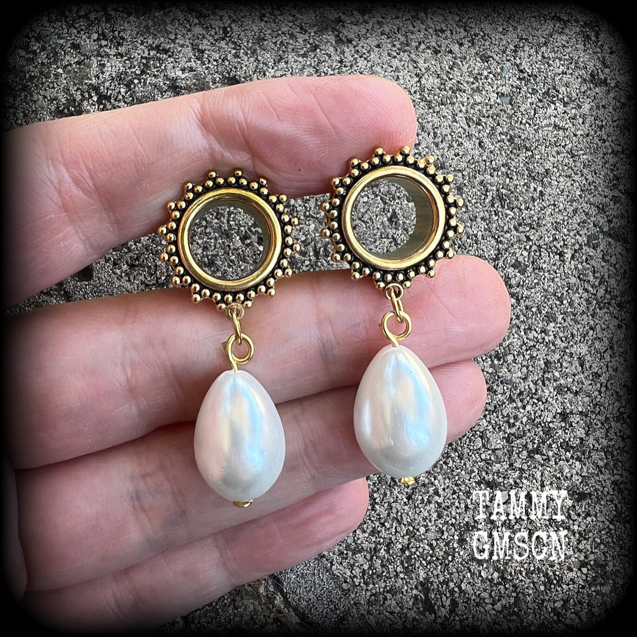 Pearl tunnel dangles Pearl jewelry Pearl earrings Pearl tunnel earrings Shell body jewelry Mother of Pearl gauged earrings Sea Hag jewellery 