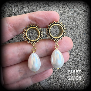 Pearl tunnel dangles Pearl jewelry Pearl earrings Pearl tunnel earrings Shell body jewelry Mother of Pearl gauged earrings Sea Hag jewellery 