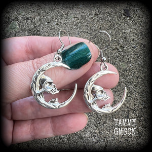 Spooky crescent moon earrings 