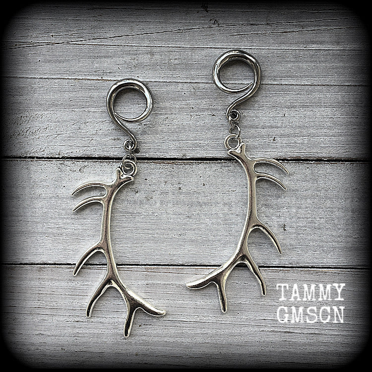 These antique silver antler gauged earrings feature a gorgeous long antique silver antler pendants, measuring just over 9cms from tip to tip, and weighing approx 11 grams each.
This pair has been made on 6 gauge (4mm) surgical steel full curls, suitable for stretched lobes.