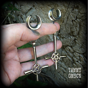 Inverted cross gauged earrings These gorgeous gothic earrings feature antique silver inverted cross and pentagrams, are nice and dangly, measuring just on 9 cms from tip to tip and weigh approx 15 grams each.

This pair have been made on 5/8" gauge (16mm) surgical steel cradles, suitable for stretched lobes.