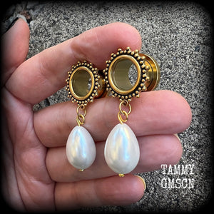 Pearl tunnel earrings Pearl jewelry Pearl earrings Pearl tunnel earrings Shell body jewelry Mother of Pearl gauged earrings Sea Hag jewellery 