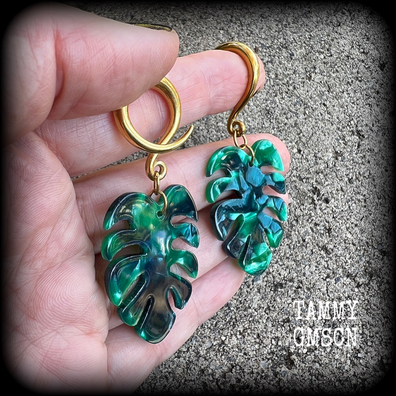 Monstera leaf gauged earrings Palm leaf ear hangers 6 gauge ear weights Leaf ear gauges Body jewelry 6g 2g 0g 00g 1/2" 9/16" 5/8" 3/4" 7/8" 1" 1.10" 1.18" Stretched ears Stretched lobes Gauged ears Tunnel earrings Tunnel dangles Cottagecore Fairycore