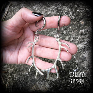 These antique silver antler gauged earrings feature a gorgeous long antique silver antler pendants, measuring just over 9cms from tip to tip, and weighing approx 11 grams each.
This pair has been made on 6 gauge (4mm) surgical steel full curls, suitable for stretched lobes.