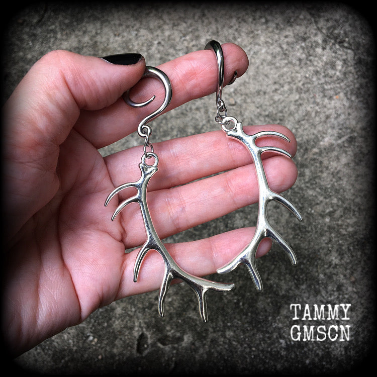 These antique silver antler gauged earrings feature a gorgeous long antique silver antler pendants, measuring just over 9cms from tip to tip, and weighing approx 11 grams each.
This pair has been made on 6 gauge (4mm) surgical steel full curls, suitable for stretched lobes.