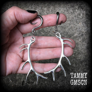 These antique silver antler gauged earrings feature a gorgeous long antique silver antler pendants, measuring just over 9cms from tip to tip, and weighing approx 11 grams each.
This pair has been made on 6 gauge (4mm) surgical steel full curls, suitable for stretched lobes.