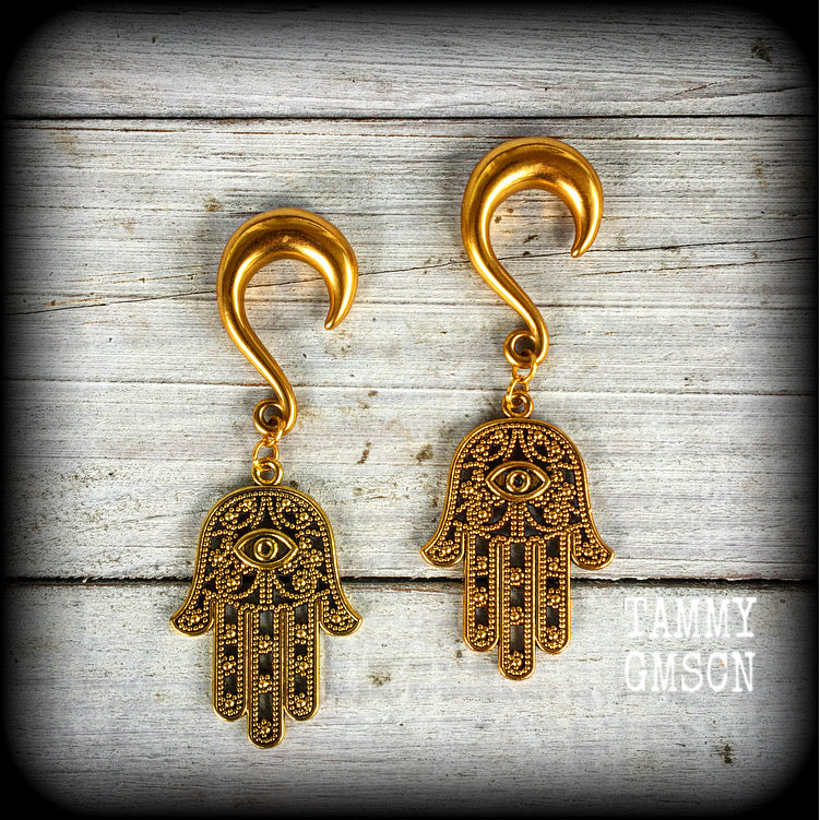 These awesome antique gold 'Hamsa hand' gauged earrings weigh approx 15 grams each, and are nice and dangly,hanging just on 8cms from tip to tip.
This pair have been made on 0 gauge (8mm) titanium coated surgical steel half curl hooks, to be worn in stretched lobes.