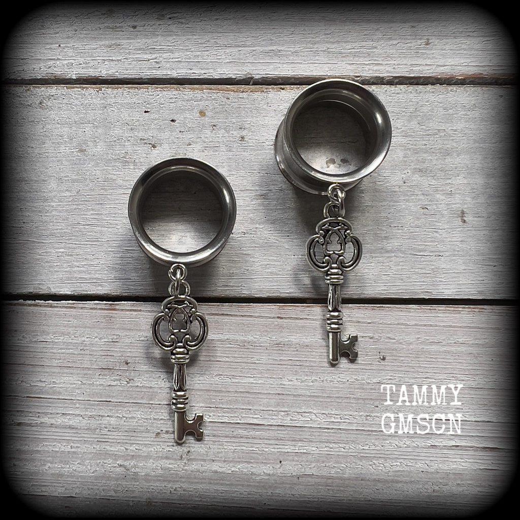 These gorgeous tunnel earrings feature beautiful antique silver key charms, are light weight, weighing approx 5 grams each and measure just on 5cms from tip to tip, not too dangly.

This pair has been made with 5/8" gauge (16mm) surgical steel screw fit earlets, for stretched lobes.
