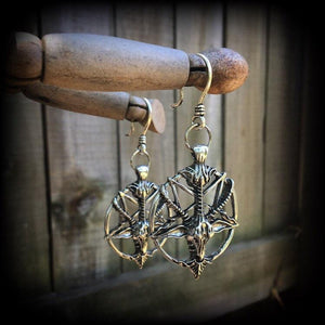 These gorgeous gothic earrings feature an antique silver Baphomet, are light weight (8 grams a piece) and nice and dangly, measuring 8cms from tip to tip.

This pair has been made on small antique silver shephards hooks to be worn through silicone earlets in stretched lobes from 8 gauge (3mm).

