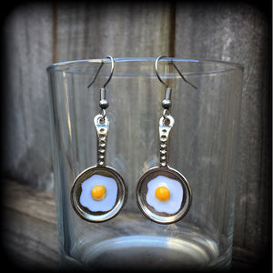 Frying pan and eggs earrings-Fried egg earrings