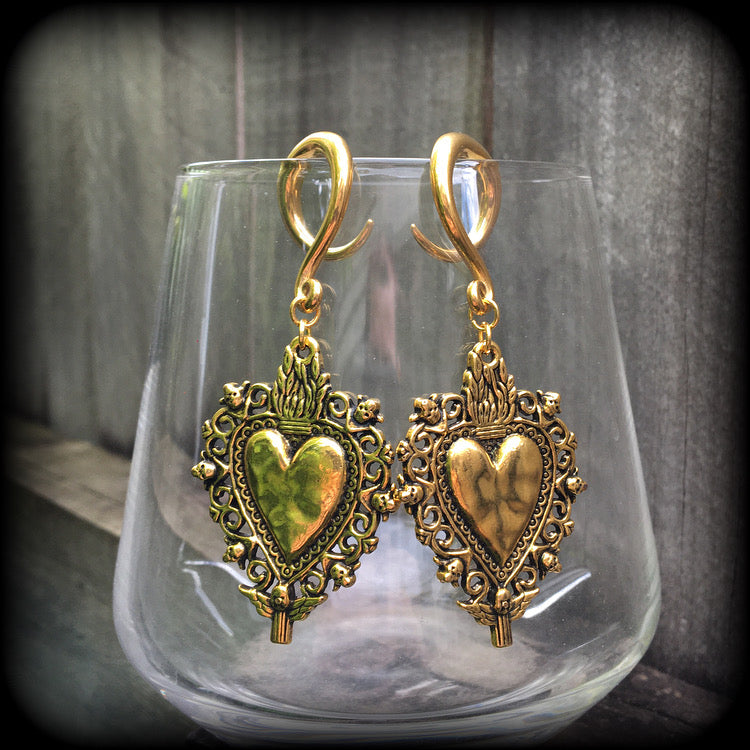 These beautiful antique gold gauged earrings feature a gorgeous antique gold milagros sacred heart, measuring just on 7cms from tip to tip, and weighing approx 7 grams each, nice and lightweight.
This pair has been made on 6 gauge (4mm) surgical steel full curl hooks, to be worn in stretched lobes.