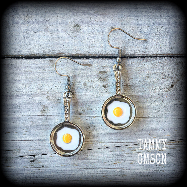 Frying pan and eggs earrings-Fried egg earrings