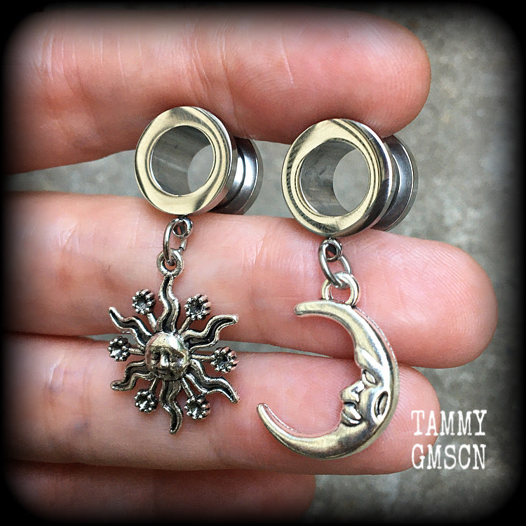 These gorgeous folk horror inspired tunnels feature antique silver crescent moon and esoteric sun charms, are super light weight at just 5 grams each and measure just over 4 cms from tip to tip.

This pair has been made with 00 gauge (10mm) surgical steel screw fit tunnels-for stretched lobes.