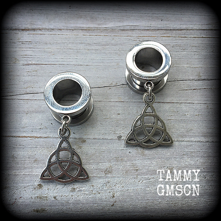 These fabulously witchy triquetra tunnel dangles feature antique silver celtic knot charms, weighing in at just on 4 grams each, and measuring just under 4 cms from tip to tip.

This pair have been made with 00 gauge (10mm) screw fit surgical steel tunnels, for stretched lobes.