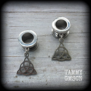 These fabulously witchy triquetra tunnel dangles feature antique silver celtic knot charms, weighing in at just on 4 grams each, and measuring just under 4 cms from tip to tip.

This pair have been made with 00 gauge (10mm) screw fit surgical steel tunnels, for stretched lobes.
