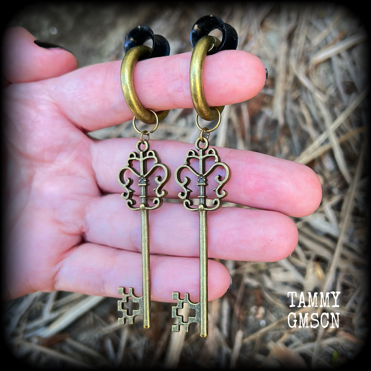 Bronze key hoop earrings-Tunnel friendly earrings