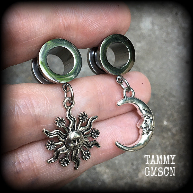 These gorgeous folk horror inspired tunnels feature antique silver crescent moon and esoteric sun charms, are super light weight at just 5 grams each and measure just over 4 cms from tip to tip.

This pair has been made with 00 gauge (10mm) surgical steel screw fit tunnels-for stretched lobes.