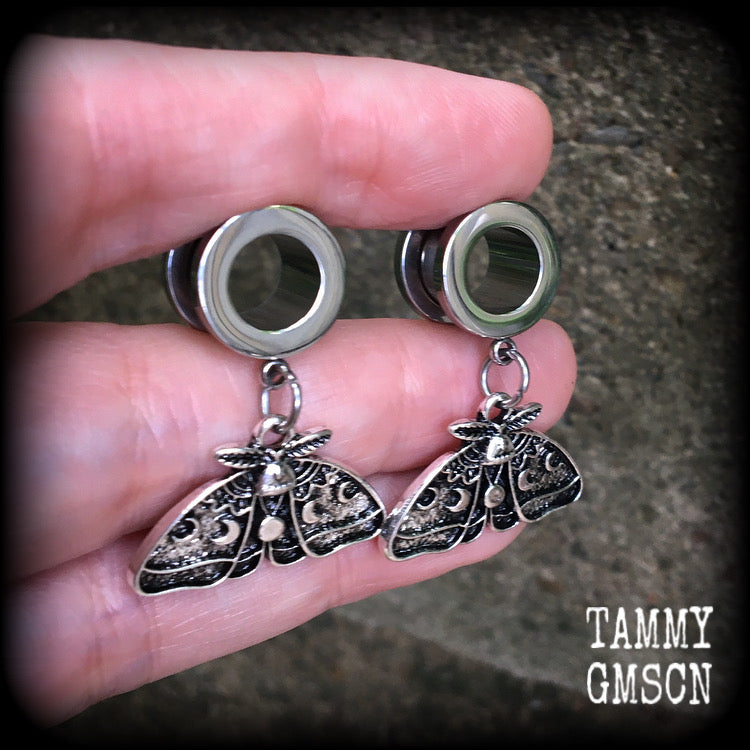 These gorgeous earrings feature antique silver moon phase moth charms, nice and light weight, weighing in at 6 grams each and measure just under 4 cms from tip to tip.
This pair have been made with 00 gauge (10mm) surgical steel screw fit tunnels.