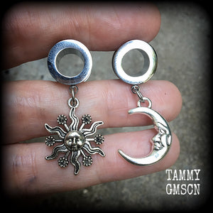 These gorgeous folk horror inspired tunnels feature antique silver crescent moon and esoteric sun charms, are super light weight at just 5 grams each and measure just over 4 cms from tip to tip.

This pair has been made with 00 gauge (10mm) surgical steel screw fit tunnels-for stretched lobes.