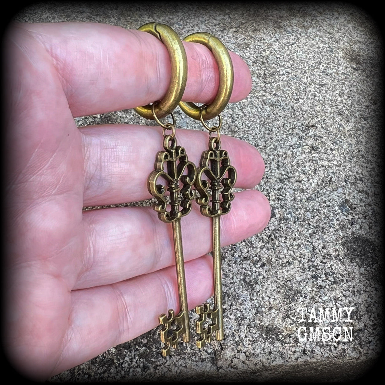 Bronze key hoop earrings-Tunnel friendly earrings